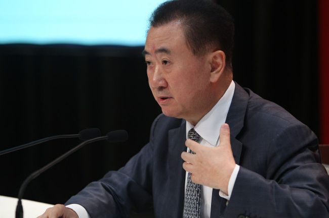 法媒：即将到来的冬窗 曼市双雄将争夺里尔18岁后卫约罗据法国媒体《le10sport》报道，即将到来的冬季转会窗，曼联和曼城将会争夺里尔小将莱尼-约罗（Leny Yoro），曼市双雄已经和球员及所在的俱乐部里尔取得了联系。
